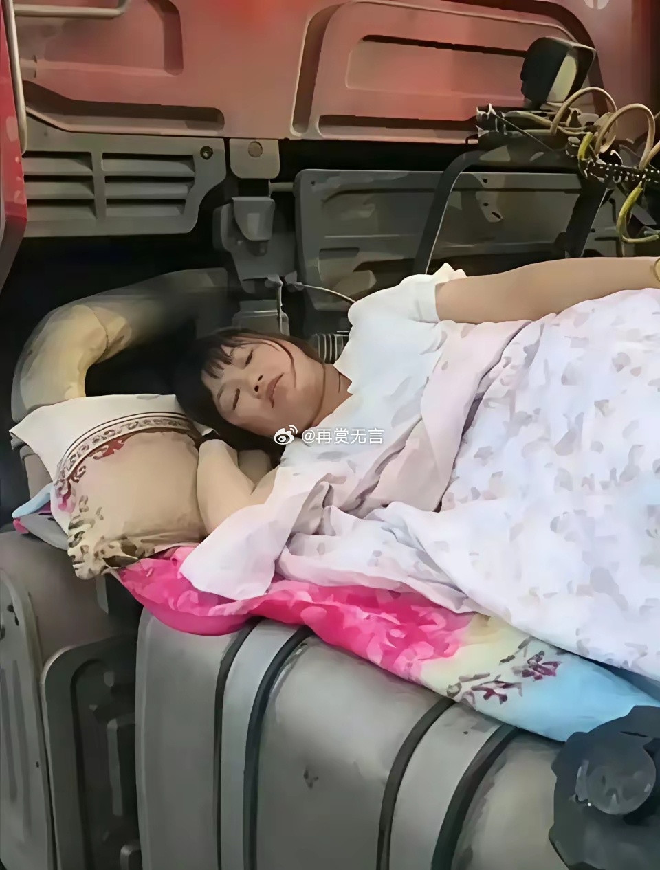 货车司机睡醒后油没丢，老婆丢了。