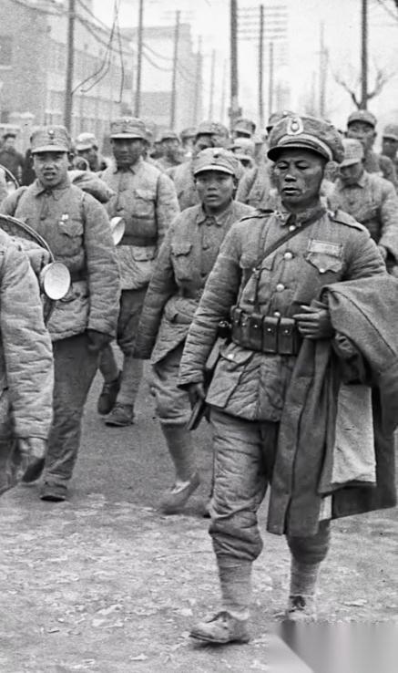 跟着蒋介石去台湾的六十万国军，基本绝后了，足见老蒋毫无格局。但凡他让这几十万军人