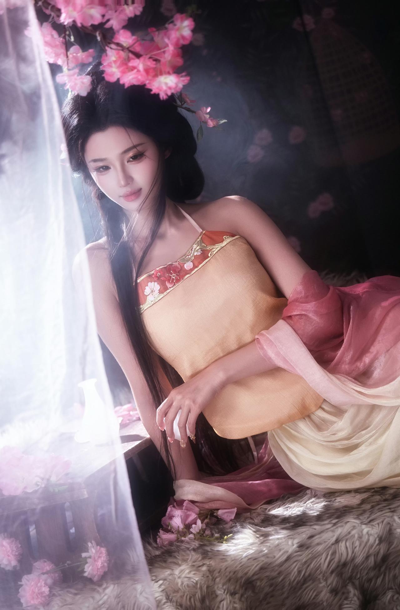 桃花酿，美人骨，一颦一笑，皆是画。