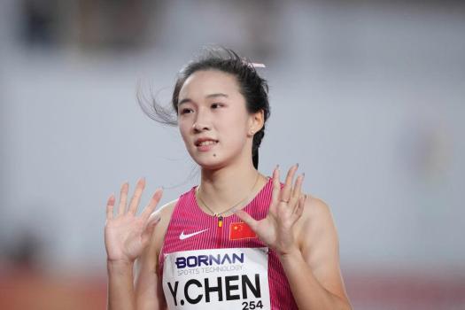 亚运故事：一金一银！高三“小孩姐”闪耀亚运赛场在名古屋亚运会的田径赛场上，无数为国出征的运动员奋力拼