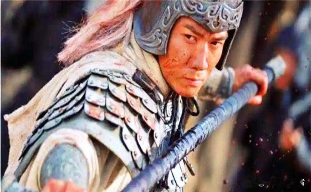 赵云三枪刺周仓，周仓身中三枪不死。关羽一句"厉害"，周仓自以为是夸赵云，关羽却说