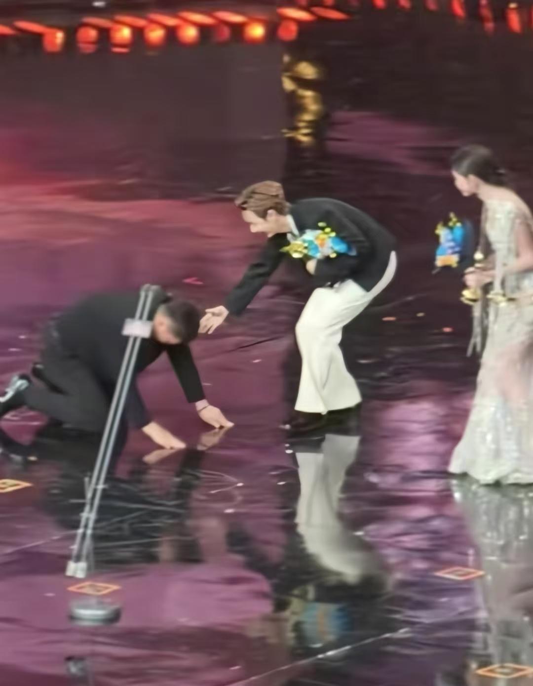 大麦总裁这一摔，可不是简单的平地摔，简直是给内娱的“人情世故”磕了个响头。这一