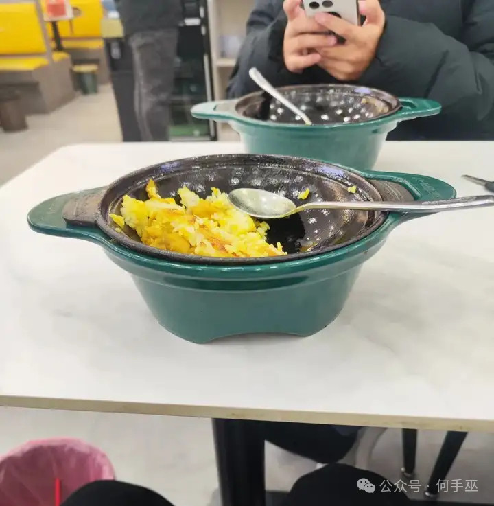 我感觉牙要被冻死了，一抬头她吃完了。