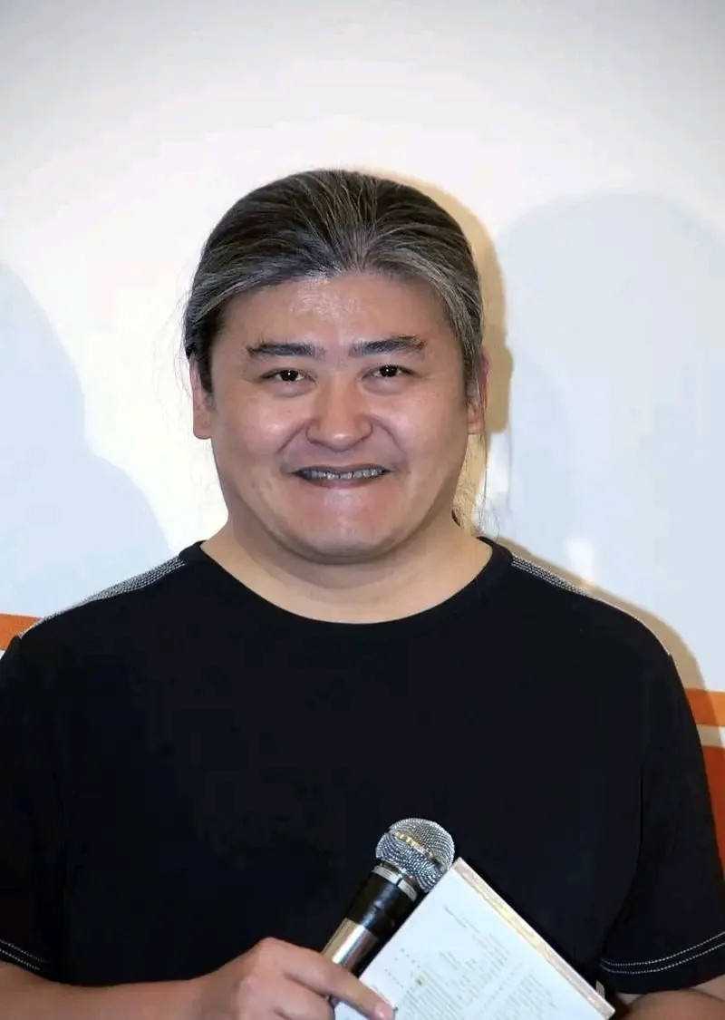 好奇查了一下刘欢的家庭，不查不知道，一查才发现，他父母根本不是什么普通人，是桃李天下的教师。刘欢这辈