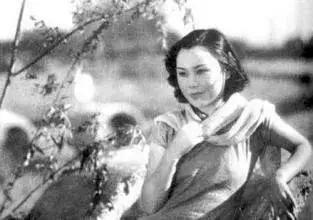 1982年，北京，76岁的关露，在一间破旧的房间里服药自杀。当时，陪伴她的只有一