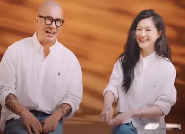 他们刚结婚那会儿，两个人是真的很幸福很快乐！那个时候他们的状态都很好，她拿着高