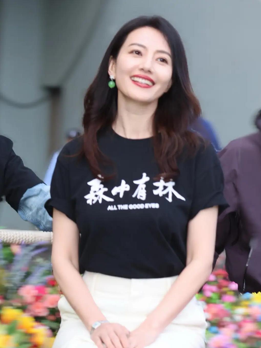 高圆圆为新电影宣传，温柔松弛感拉满近日，46岁的高圆圆为新电影《森中有林》造