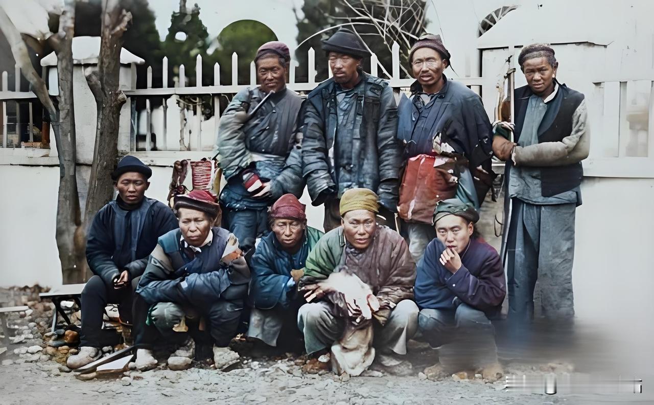 这张清末冬天的街拍，把底层苦力的苦日子扒得精光！您瞅瞅这帮汉子，十来个人挤在铁栅