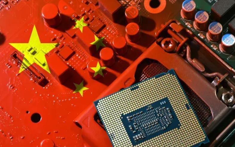 美国出手报复，抓了两名中国人。当地时间周二（8月5日），美国对中国挥了一记重拳