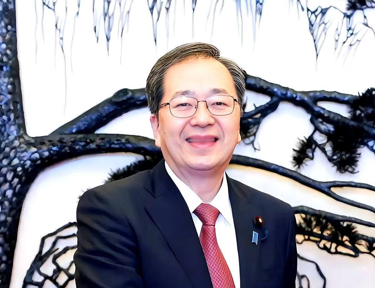 公明党这回真玩脱了。24个席位，小得跟蚊子腿似的，还敢跟自民党掰手腕？现在好了，
