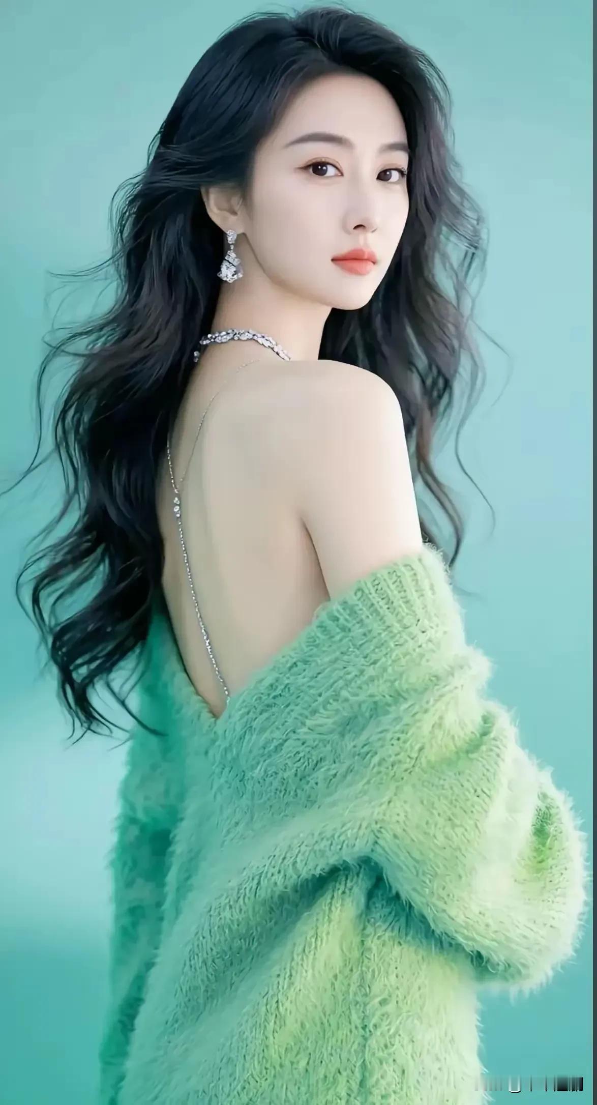 抹茶绿毛绒毛衣衬着薄荷绿背景，钻饰链条点缀揉出清新又妩媚的氛围感💚淡淡的粉色