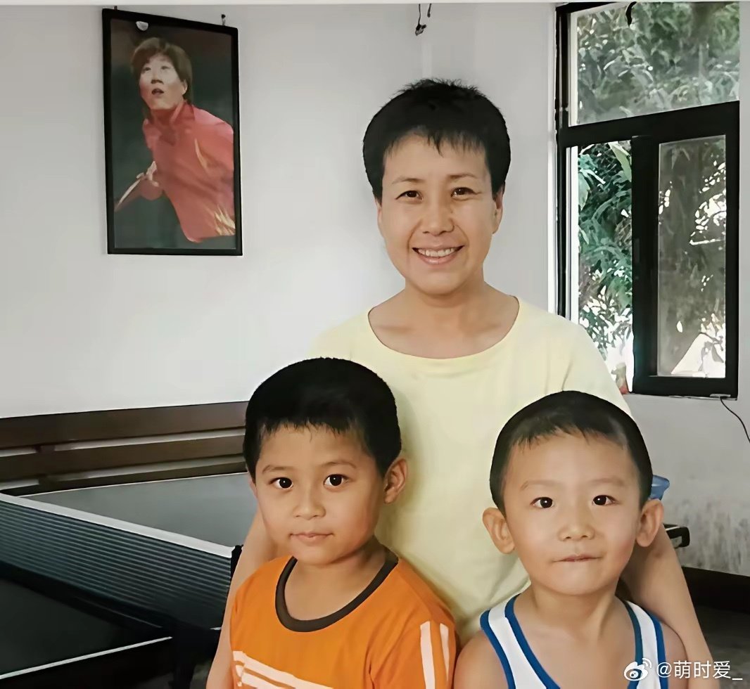林诗栋出生在海南儋州，从小在三亚长大。7岁左右，他跟着爱打球的父亲在球馆里玩，父亲看他喜欢，就想让他