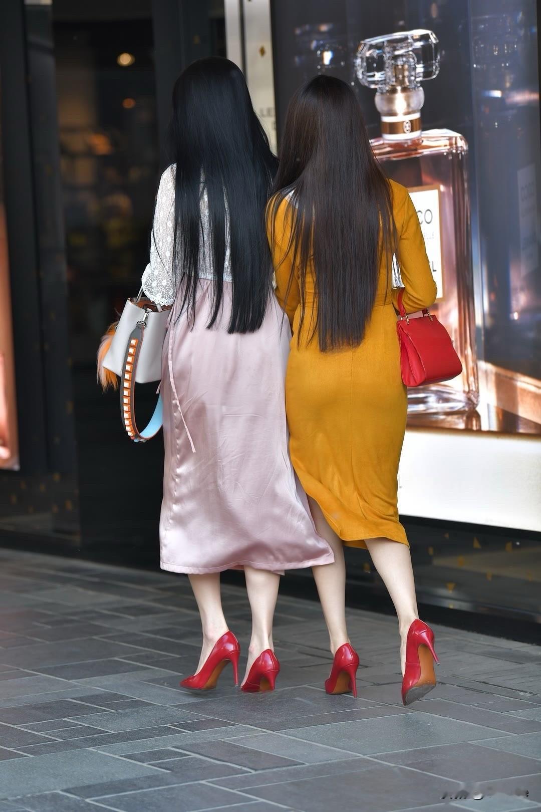 优雅姐妹花，时尚街头走秀