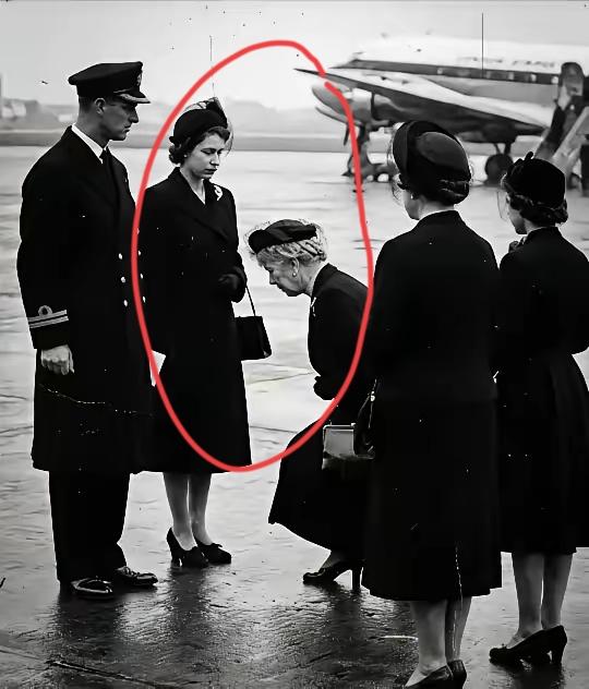 这一屈膝礼，让年轻的女王醒了！这一年，乔治六世去世，年轻的伊丽莎白公主继承了王