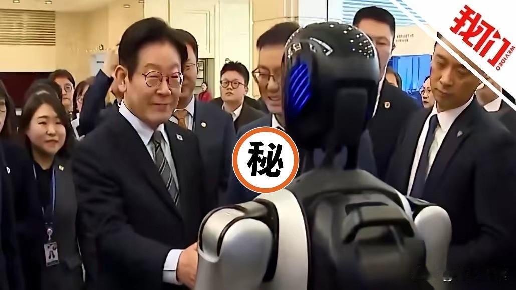 李在明从上海几乎是“逃”走的。别信什么行程太忙。导火索，是他伸出手，想跟一个机