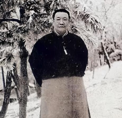 1879年，浙江巡抚谭钟麟午睡之后，路过通房丫头卧室时与之发生关系，而就是这一次