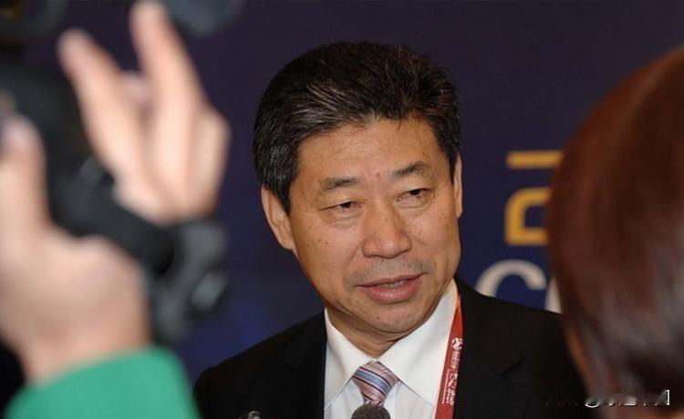 2013年，关于张吉龙要竞选亚足联主席的消息传得沸沸扬扬。但一位在中国足协外事领
