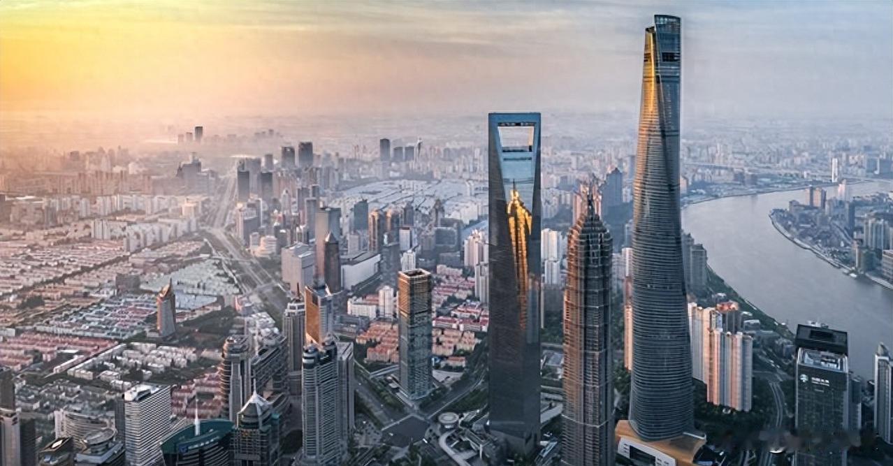 京东营收破万亿，却不赚钱，它图个啥？最近看到一个数据，挺让人意外的。2024年