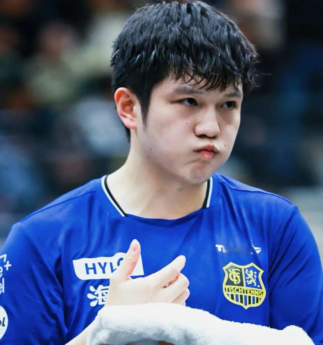 看到世乒赛选拔标准，我问老公：“樊振东要空降世乒赛了吗？”老公却说：“可能性基本