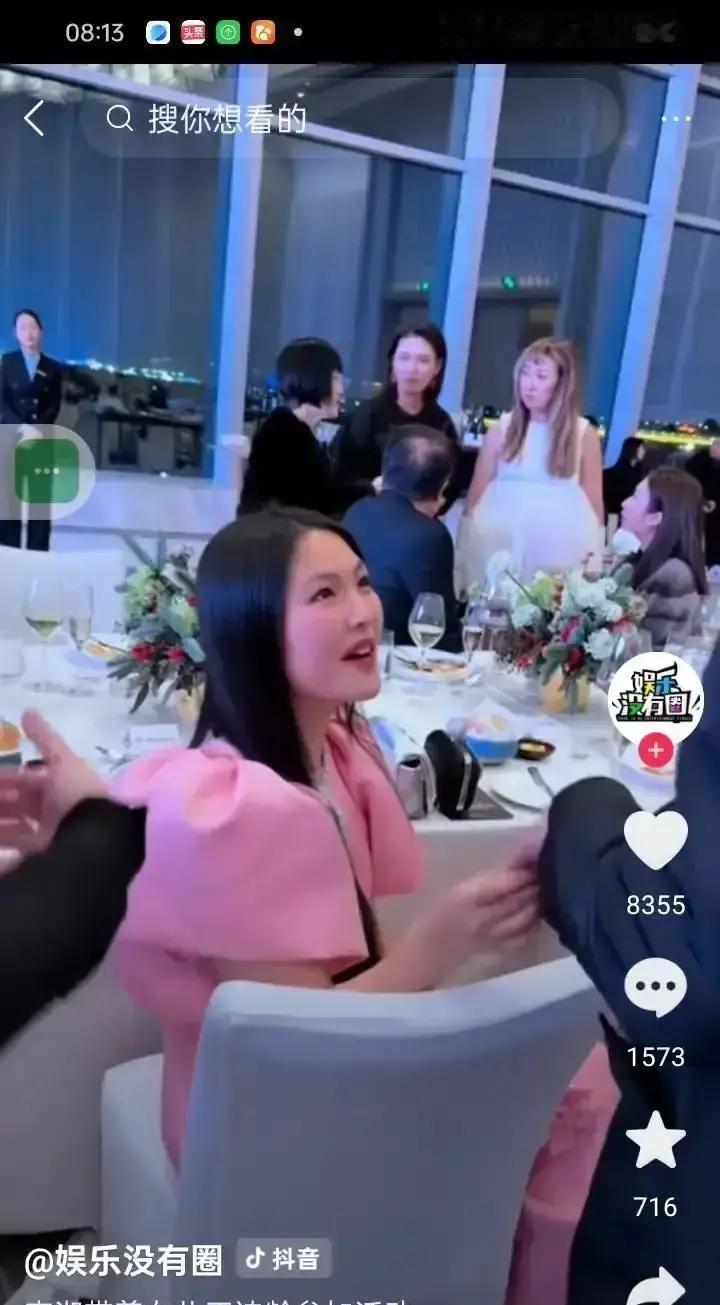 李湘带王诗龄去澳门，本以为能混进何超琼的“老钱局”，结果母女俩被安排到侧桌，主桌