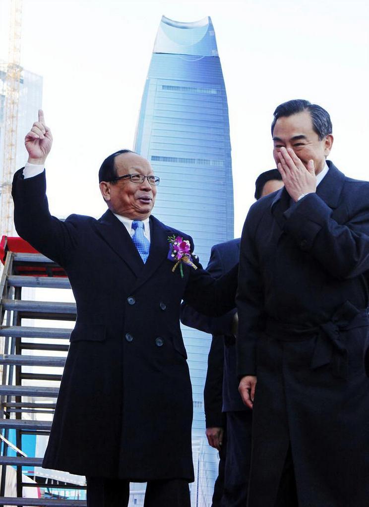 当年蒋孝严和王毅一张合影，蒋孝严手指天空，笑得好欢乐。