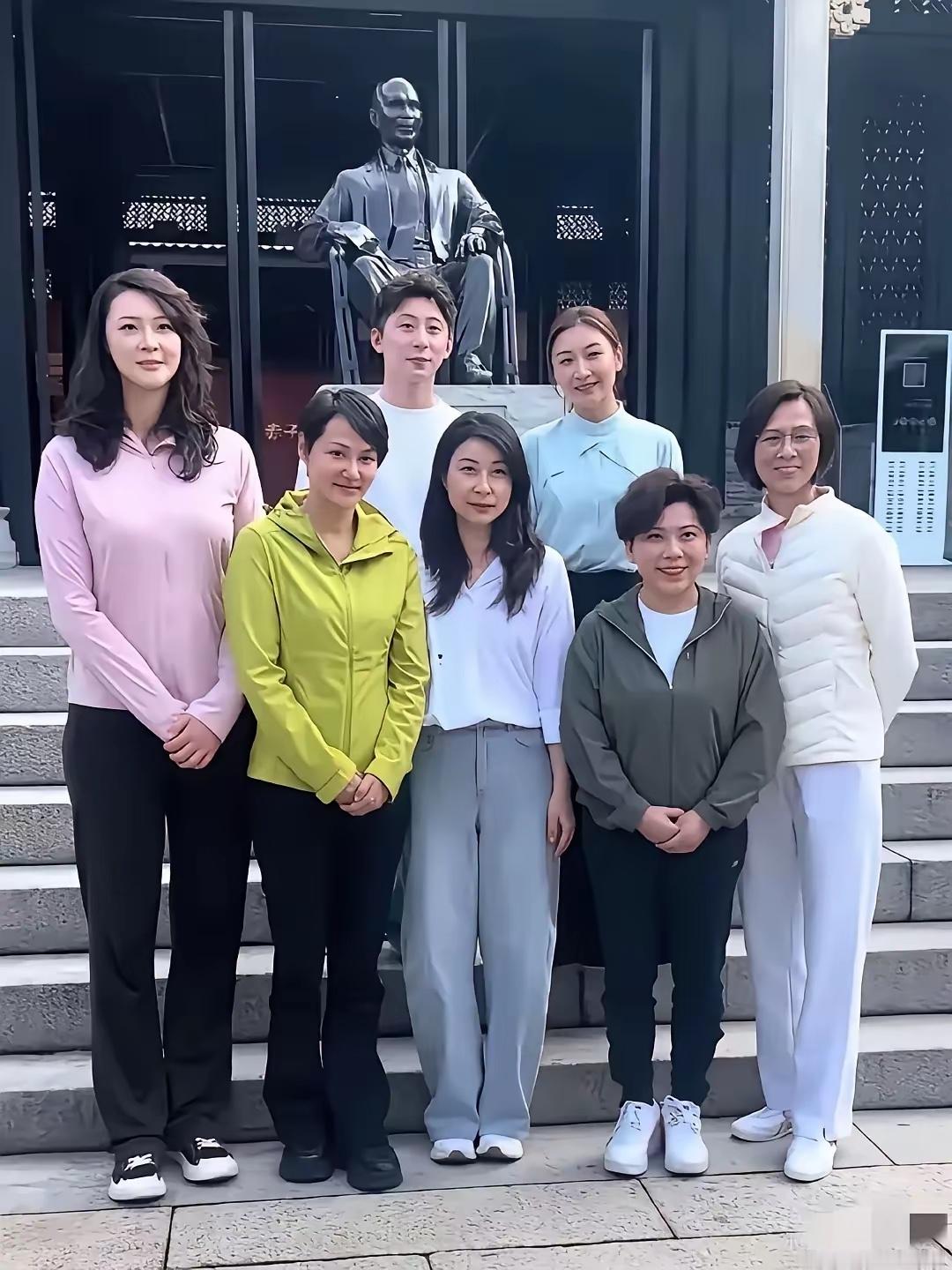 真难以想象，邓亚萍这种身高，竟然将乒乓球打的如此的成绩，这也太牛了。比赛中，肯定