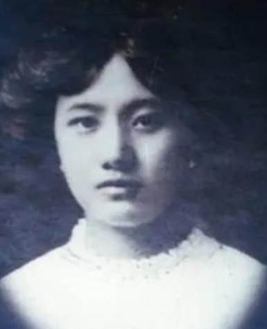 一天早晨，民国女子董竹君忽感下身不适，发现床上竟有一摊血污，吓得花容失色，伺候她
