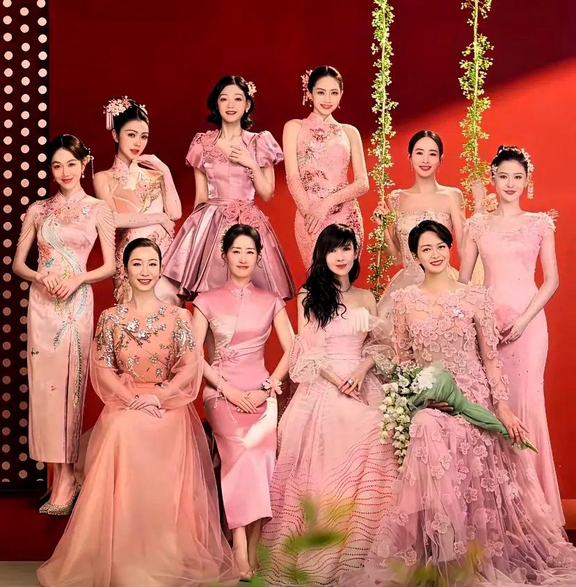 这么一对比，C位的她，显得好扎眼啊！同台的其他人大多是清爽利落、简洁统一的