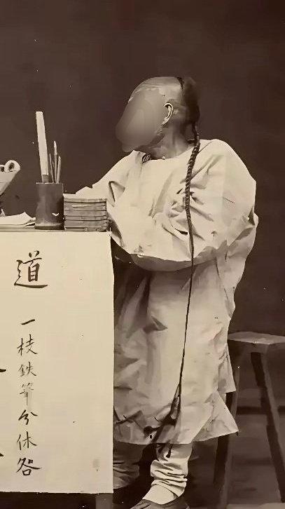 其实以前清朝的辫子是这样，电视剧里都给美化了​​​