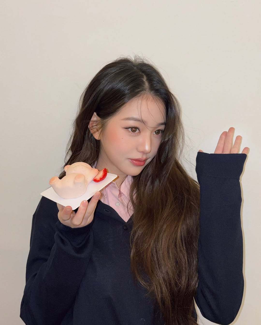 张元英🤎张元英miumiu品牌大使🧸🍓🕶️品鉴网络热门草莓小熊蛋糕