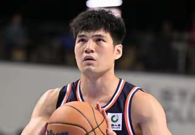 在nba季前赛可以得分上双，在cba北控队不受重用，陈国豪太可惜了。一、陈国豪