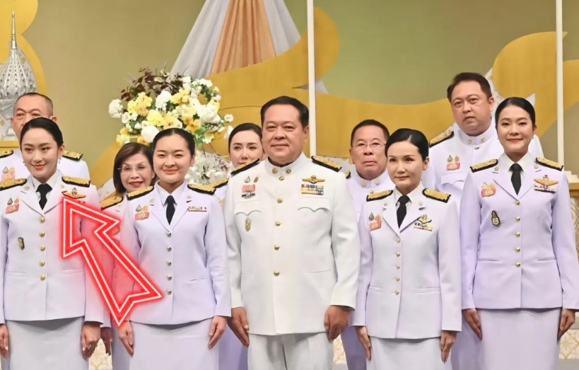 佩通坦出席活动失去C位，依旧保持灿烂微笑2025年7月7日13:30，副总理兼