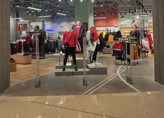 她是25届毕业生，考公去年没过，今年做品牌销售运动品牌也要面试他们岗位