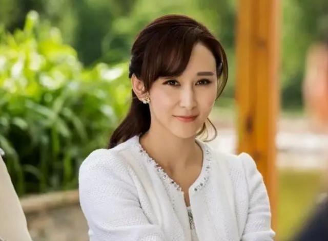 2005年，马来西亚富豪朱兆祥突然指着电视上的胡静，对母亲说：“我要让这个女的做