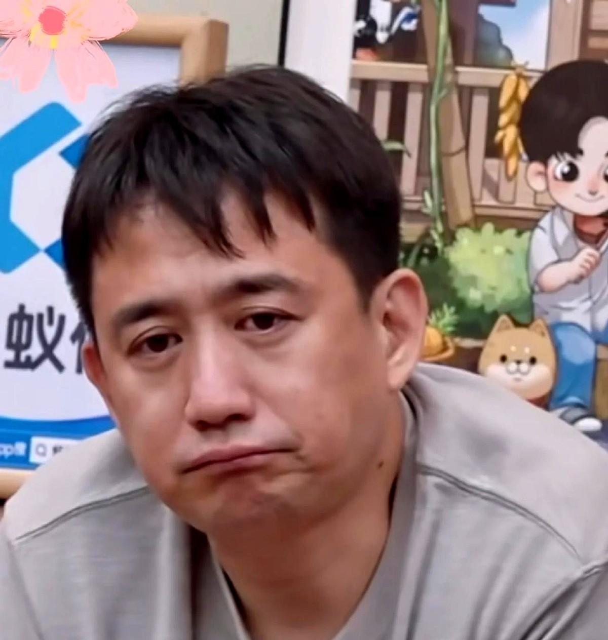 张艺兴确认常驻《我们仨·老友记》，黄磊又把他拉回厨房。路透里张艺兴一边切菜一边