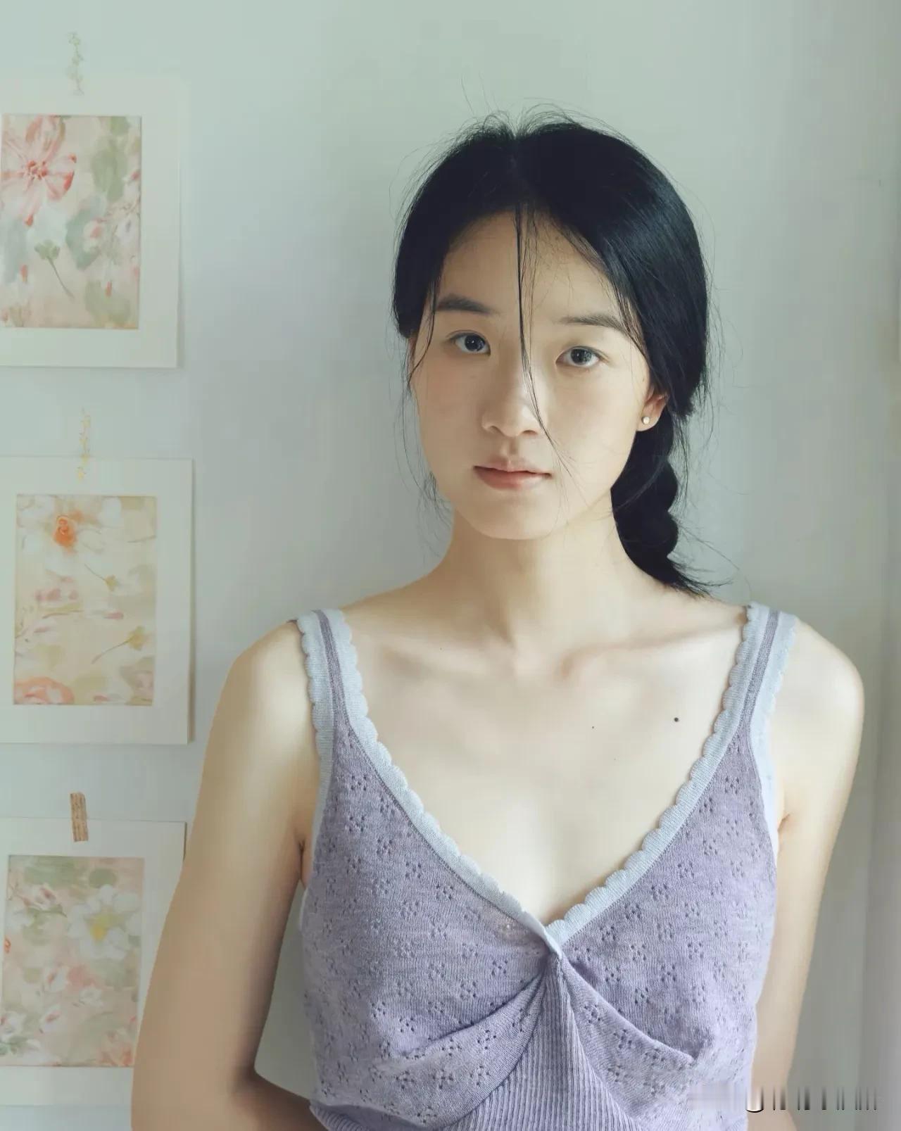镜头里的她，笑靥如花，每一帧都是青春的诗。光影勾勒轮廓，情绪捕捉瞬间，