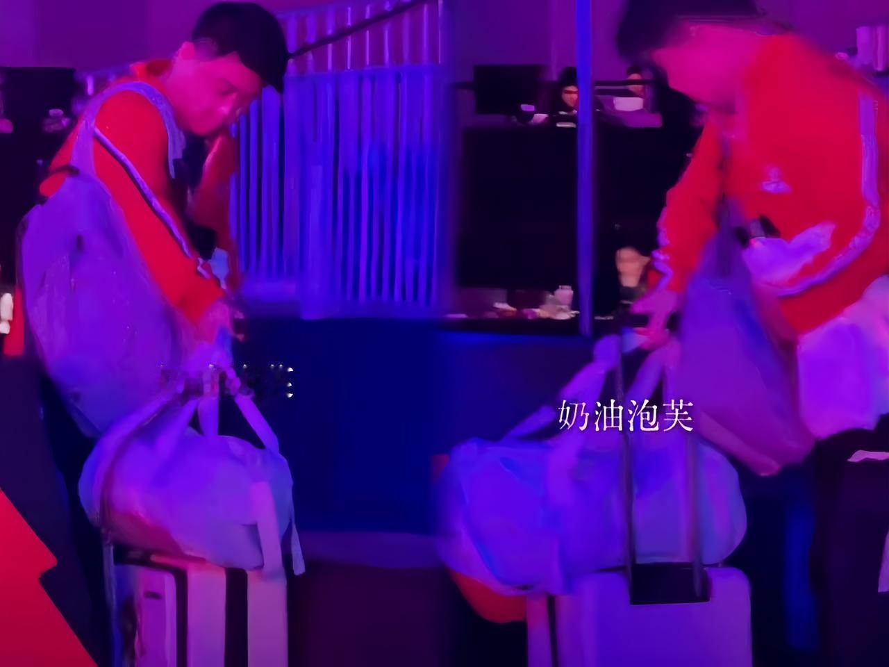 哈哈，咱皓哥今天真是“史上最忙又最闲”的场外指导了！莎头混双第一场，白