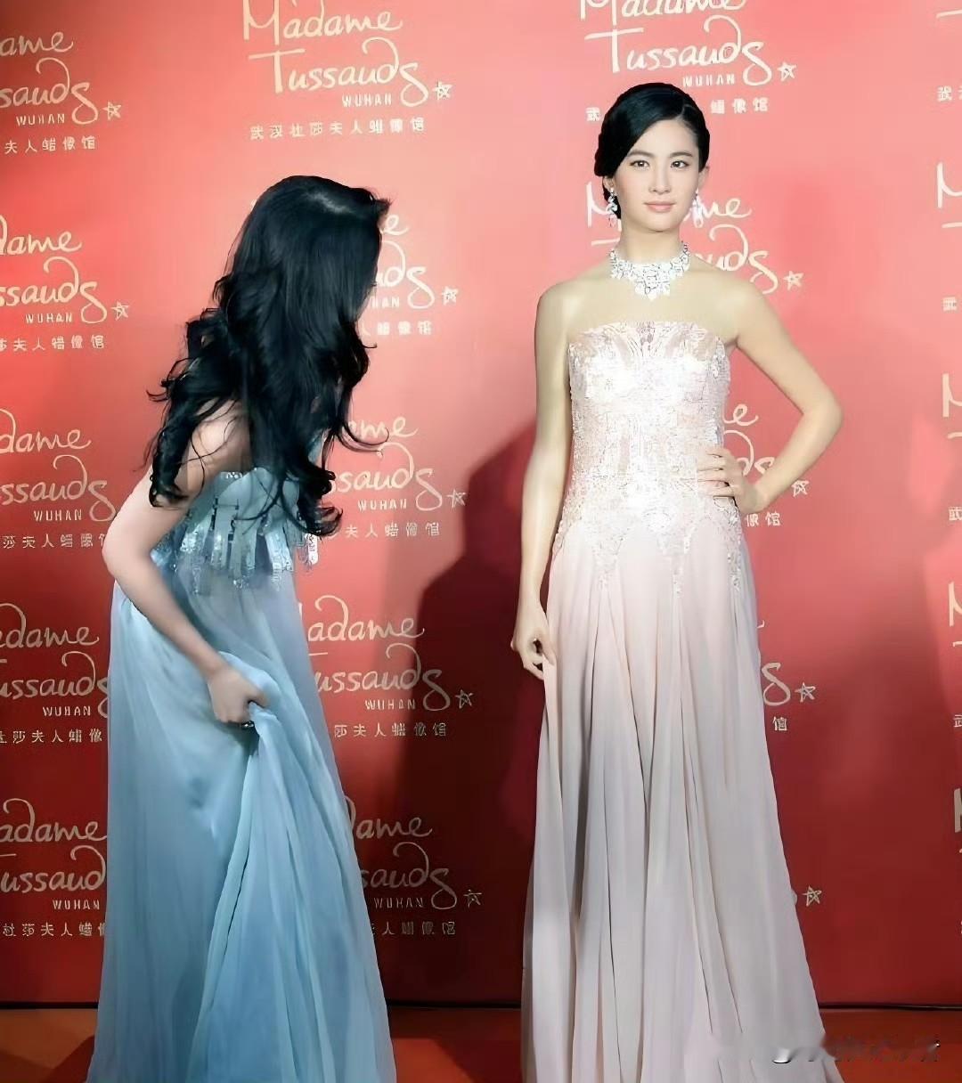 刘亦菲的蜡像太丑了，一点不像，太柔和，眼神不一样。很多明星都有蜡像，有的真像，