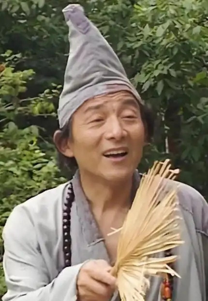 不比不知道，差距真的能气死人！11位济公扮演者里，游本昌封了神，陈浩民火出圈，郭德纲和雪村这两版却被