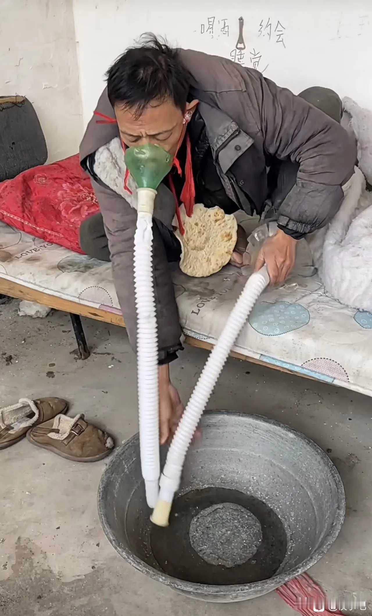 这哥们在干啥呢？嘴上叼着一根管子，手里还拿着一根管子。尤其引人注意的是，他脖子