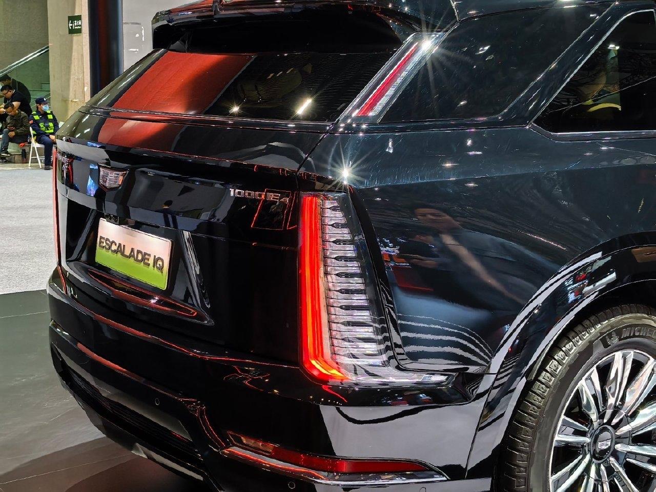 凯迪拉克的凯雷德也用上了前备箱前备箱首发也是国内汽车品牌搞出来的，有点类似于国