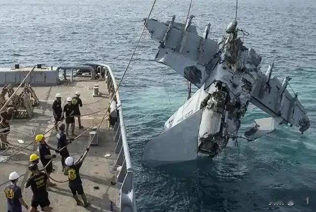 美军3300吨打捞船闯南海！借口捞战机，真实目的藏不住美军“萨尔沃”号紧急