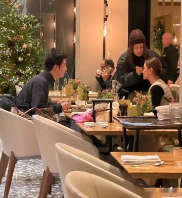 偶遇窦骁何超莲一起吃早餐家人们，今天我必须跟你们好好唠唠我这超梦幻的经历——