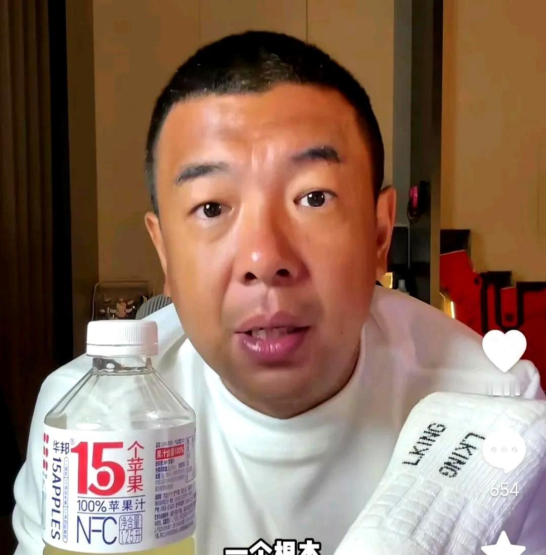 前国脚徐亮在直播间爆了一个料。他表示，他当了这么久的职业球员跟教练员，发现国内足