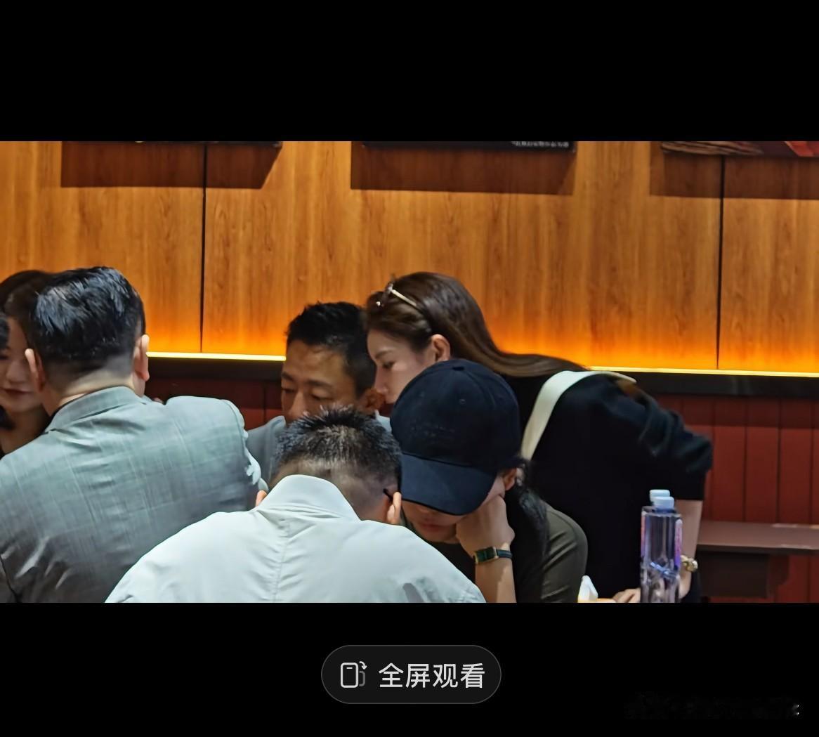 筱梅和汪小菲吃个饭都吃不成！一点不顾老婆，那菜远的筱梅都够不着……坐的还是最
