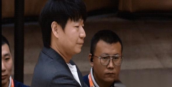 山东男篮的邱彪指导，这人没得说，场外干净，场内规矩。可一到比赛最后两分钟，你再