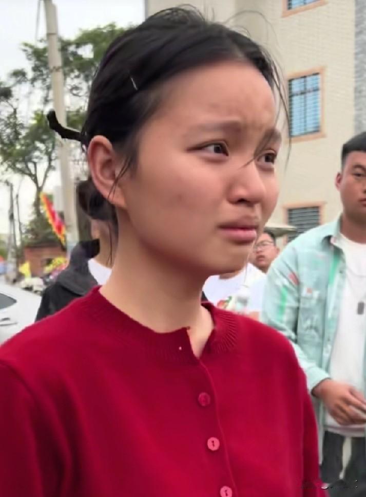 妈祖委屈的哭了，每年都是这位女孩，今年没有通知就换了人，这下变两个了，唉！