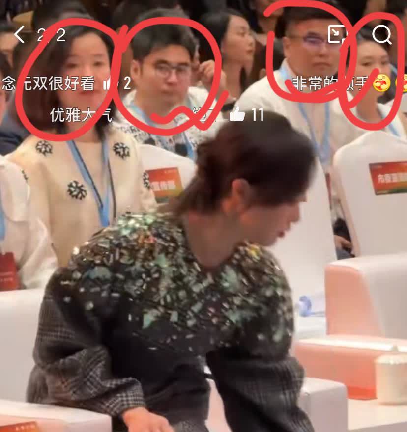唐嫣的优雅不仅男人看见了，女人也看见了唐嫣只是捡了地上的纸巾，4双眼睛齐
