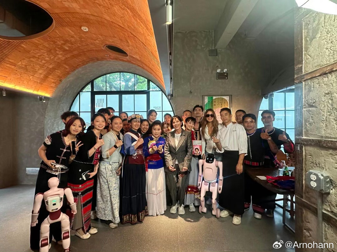 #金卡戴珊家族上海吃云南菜#卡戴珊一家空降上海打卡云南菜好莱坞顶流爱上见手青，机器人上菜体验拉满​