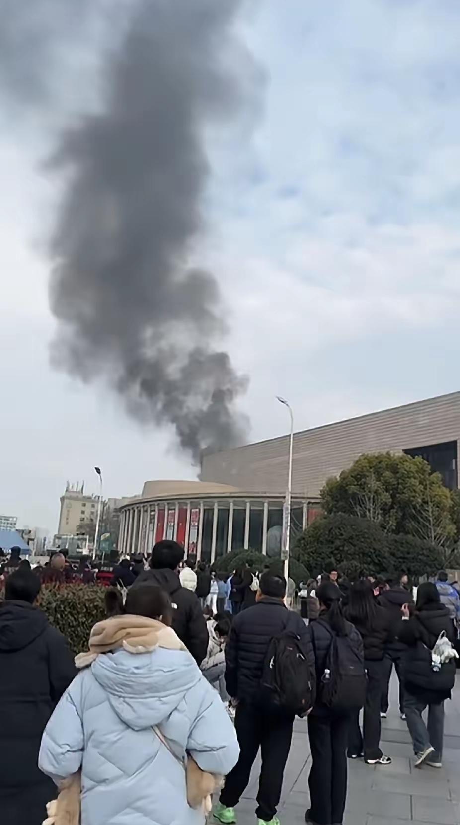 当年溥仪还在紫禁城时，了解很多文物流失城外，要清查文物库房，消息一出，当天夜里库